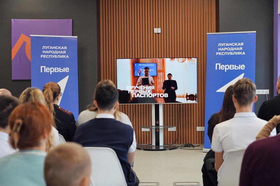 Михаил Голубович: В преддверии Дня Народного Единства принял участие в торжественной церемонии вручения паспортов Российской Федерации активистам Движения Первых