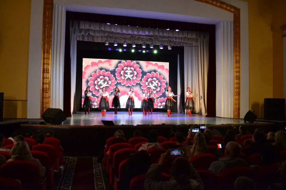В Старобельском районном дворце культуры имени Т. Шевченко состоялся праздничный концерт, посвящённый Дню народного единства
