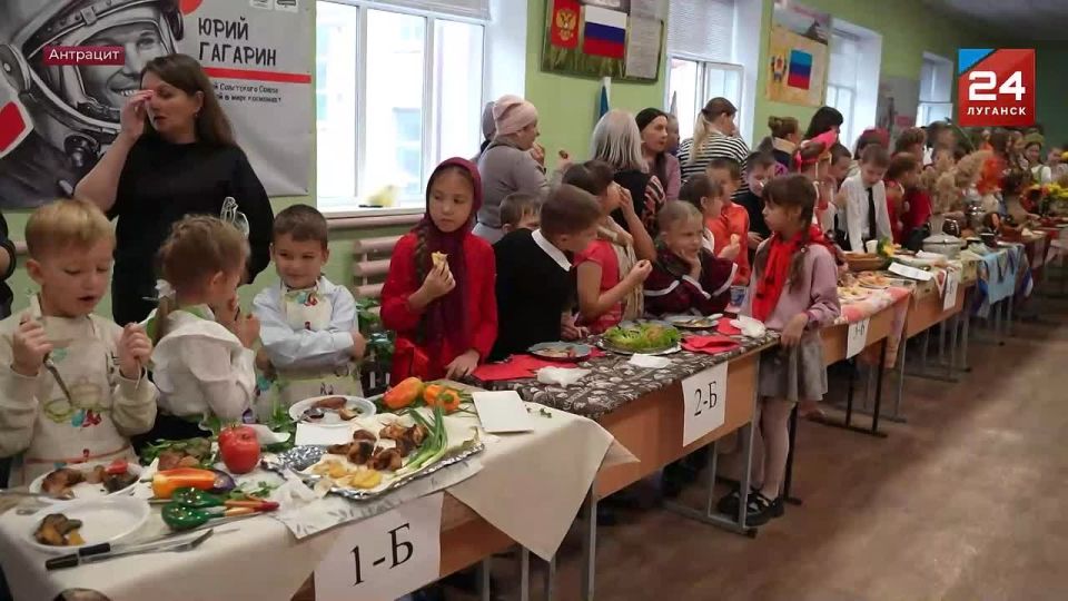 Блины, вареники и окрошка: ученики Антрацитовской средней школы №2 имени Константина Младших представили традиционные русские блюда разных народов