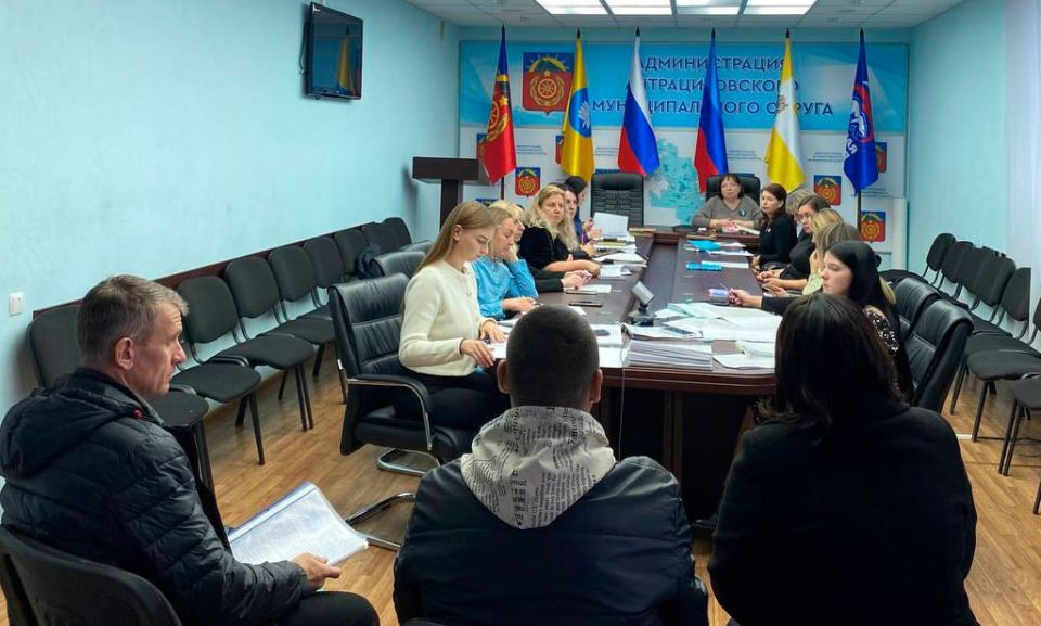 В Администрации Антрацитовского муниципального округа состоялось очередное заседание комиссии по делам несовершеннолетних и защите их прав