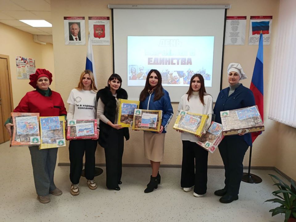 Яна Сылкина: Вместе с активистками "Женского движения Единой России", местным отделением партии "ЕДИНАЯ РОССИЯ" и студентами Северодонецкого торгово-кулинарного колледжа поздравили наших защитников с Днём народного единства