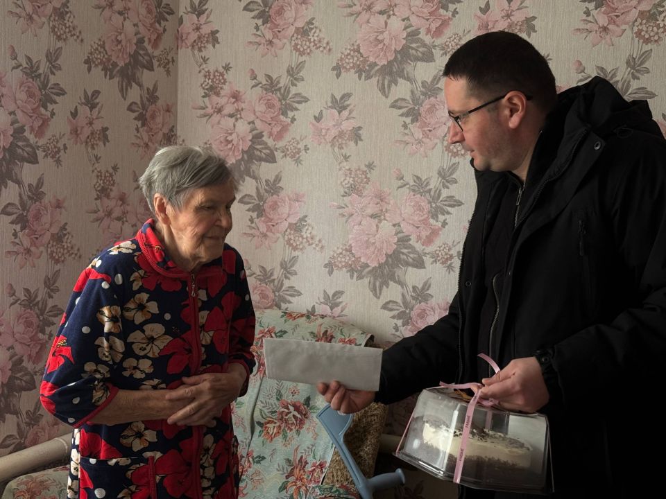 Жительница пгт Марковка получила поздравление от Президента Российской Федерации