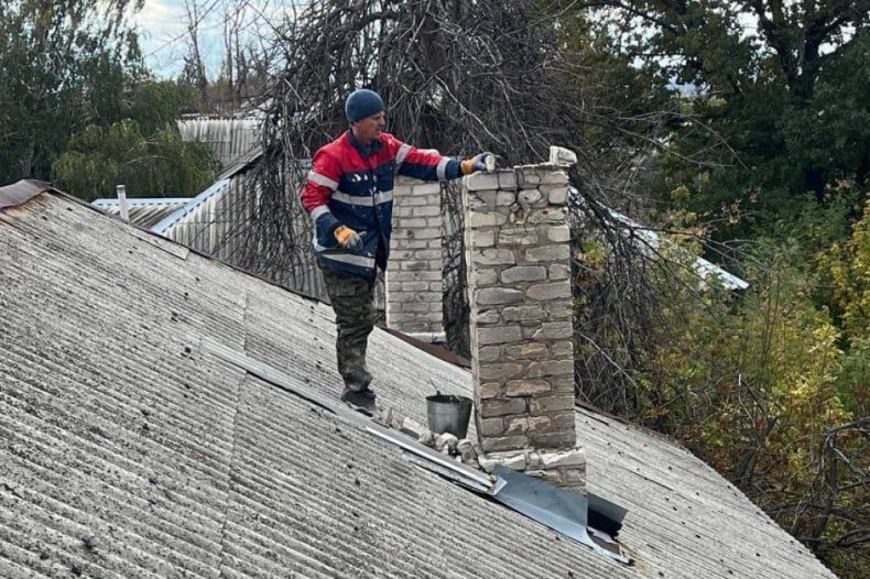 Аварийная бригада Тувы завершила ремонт кровель в многоквартирных домах по улице Гагарина
