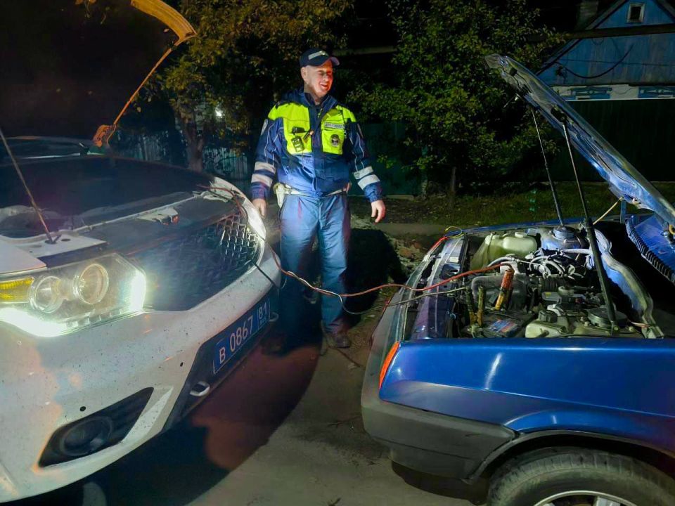В ЛНР инспекторы ДПС помогли водителю, который не мог завести автомобиль