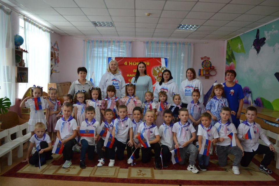 Алёна Лумеровская: Вместе с активистами партии "Единая Россия" и воспитанниками детского сада «Матрёшка» окунулись в тёплую праздничную атмосферу — концерты, стихи, улыбки детей и искренние эмоции