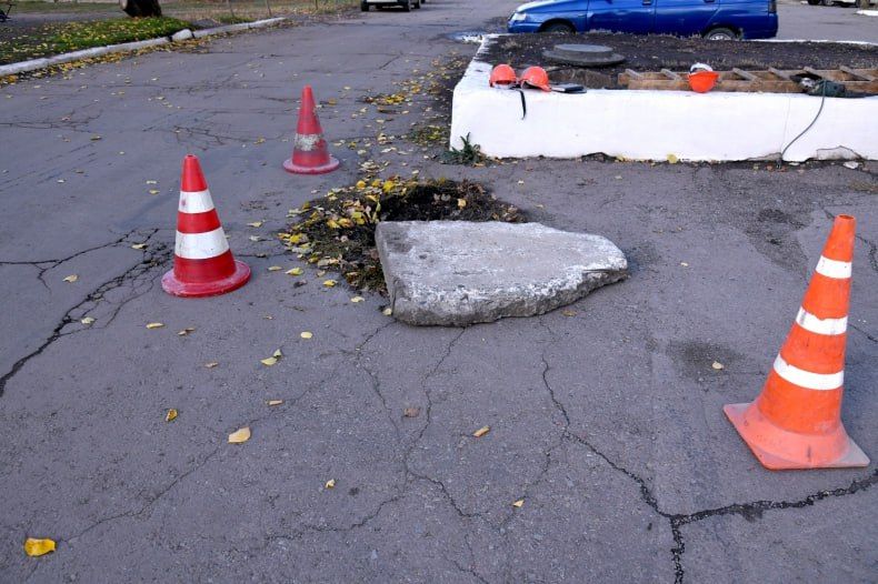 Красноярская аварийно-восстановительная бригада ремонтирует участок теплотрассы в Свердловской ЦГМБ