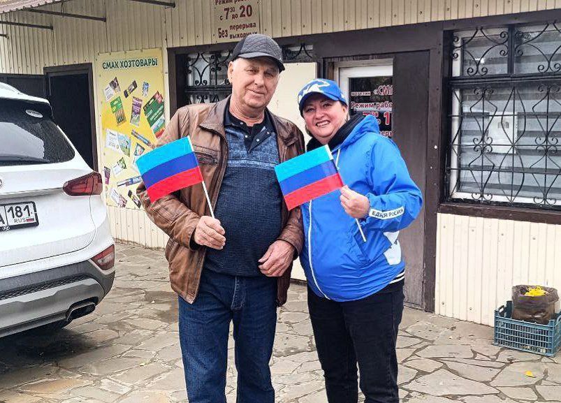 Сотрудниками отдела по делам территорий - активистами местных первичных отделений ВВП "Единая Россия" была проведена масштабная акция «Едины с Россией!», приуроченная ко Дню народного единства