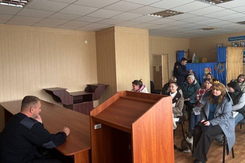 В пгт Комсомольский прошла встреча с участковым уполномоченным ОМВД РФ «Свердловский»