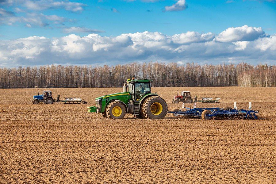 Евгений Бондарь: Осеннеполевые работы в муниципальном округе: планомерное выполнение задач несмотря на непогоду