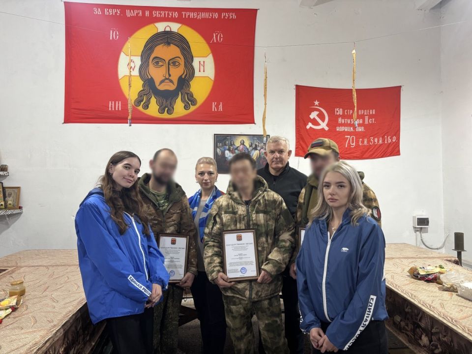 Краснодонские единороссы передали свежую выпечку военнослужащим ко Дню народного единства