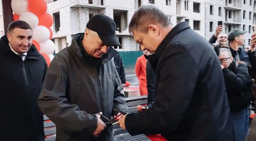 Хуснуллин вручил ключи от первых квартир жильцам ЖК «Авиатор» в Луганске