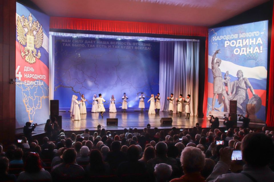 #МыВместе. Яркие национальные костюмы, аппетитные ароматы традиционных блюд, изысканное разнообразие изделий народных промыслов, зажигательные танцы и проникновенные песни, и множество встреч, рукопожатий, объятий и улыбок –...