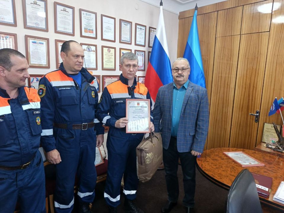 Сергей Саенко: В День народного единства встретился с нашими помощниками, представителями спасательно поисковой службы по Ростовской области — истинными патриотами, которые не остались в стороне от сложной ситуации в округе