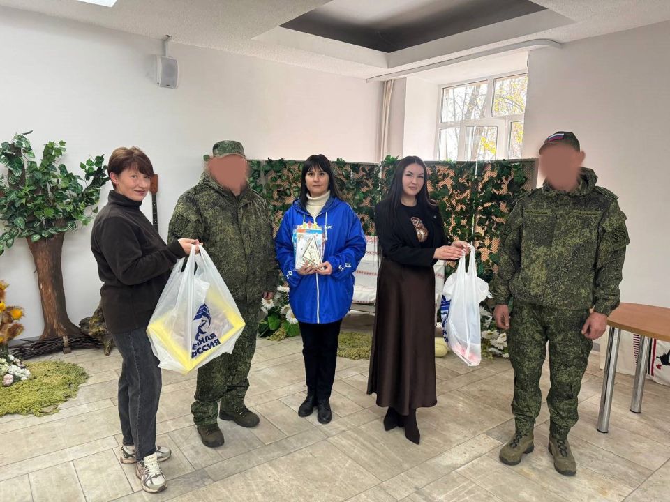 В рамках праздничного фестиваля активисты партийного проекта «Женское движение Единой России» подготовили особую, душевную часть программы — сбор и передачу праздничных посылок для наших бойцов, участвующих в специальной...