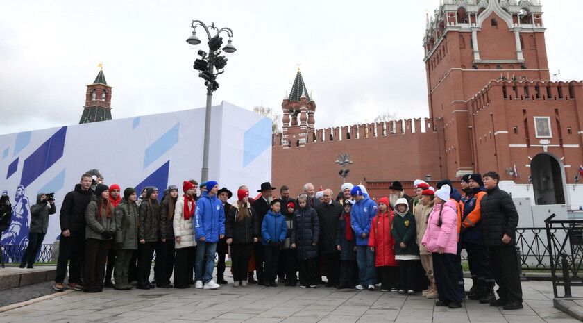 Путин в День народного единства пообщался на Красной площади с детьми участников СВО