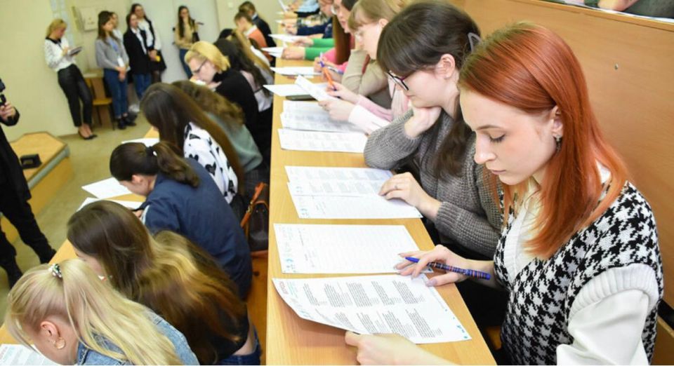 Более 50 человек приняли участие в X Всероссийской просветительской акции «Большой этнографический диктант», прошедшей на базе луганского мультимедийного исторического парка «Россия — моя история»