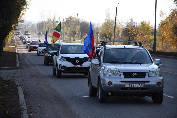 «Мы едины – мы непобедимы»: В Первомайске и Брянке состоялись праздничные автопробеги