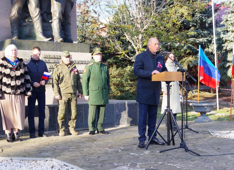 В Славяносербске отметили День народного единства торжественным митингом