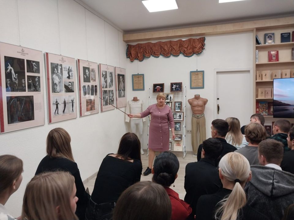 В Старобельске открылась передвижная выставка «Золотой век Юрия Григоровича»