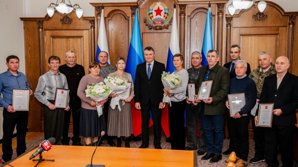 Леонид Пасечник передал Благодарности Президента 14 жителям Луганщины