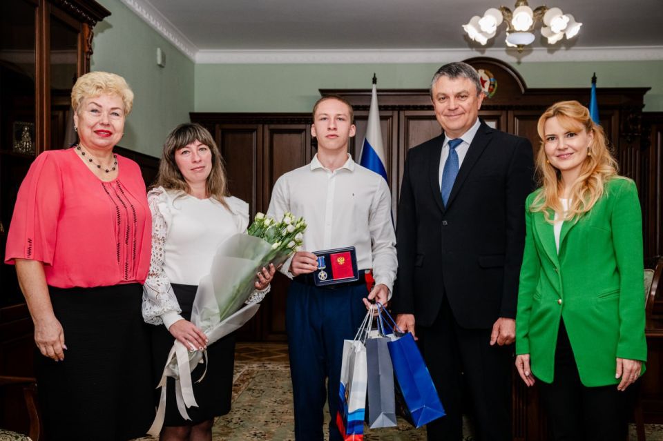 «Луганский характер» в действии! Глава ЛНР Леонид Пасечник вместе с сенаторами от республики Дарьей Лантратовой и Ольгой Бас вручили 17-летнему Игорю Заворотнюку памятную медаль Совета Федерации «За проявленное мужество»