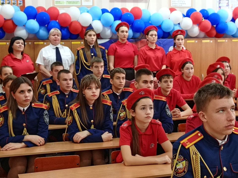 Сегодня учащиеся 7-Б, 11-А и 11-Б классов Ясеновской школы №2 им. Д.В. Лазутина приняли участие в телемосте с Бийским государственным колледжем, посвященном Дню народного единства