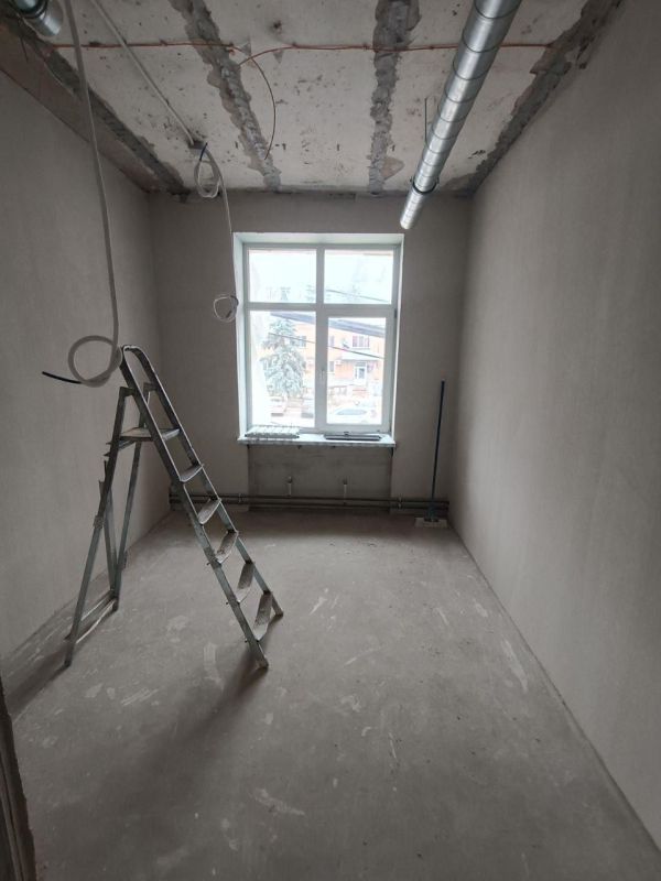 В здании администрации Беловодска при участии региона-шефа укладывают плитку