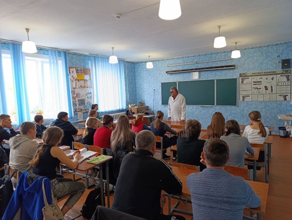 Врачи Беловской больницы рассказали школьникам о медицине