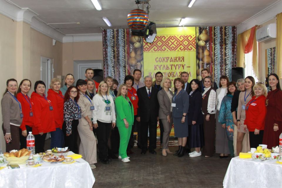 В рамках празднования Дня народного единства директор Луганского центра народного творчества Василий Яровой посетил серию методических и торжественных мероприятий в Ростовской области