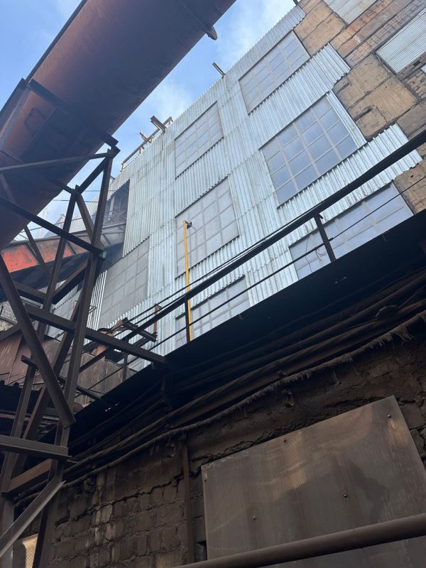 На Стахановском заводе ферросплавов модернизировали конструкции плавильного цеха