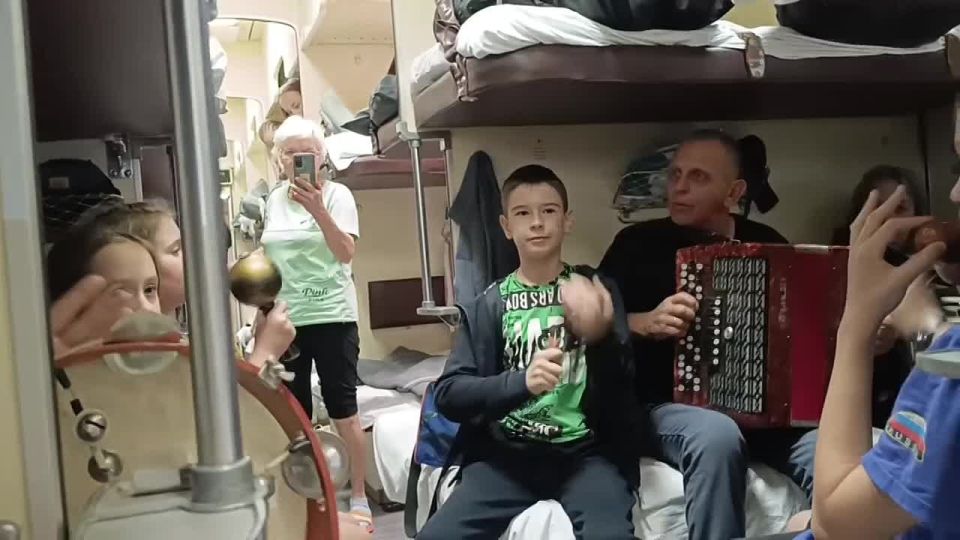 Артисты ансамбля "ЛОЖКАРИ", ДЕНЬ ЕДИНСТВА-отметили в поезде, Новороссийск-Пермь