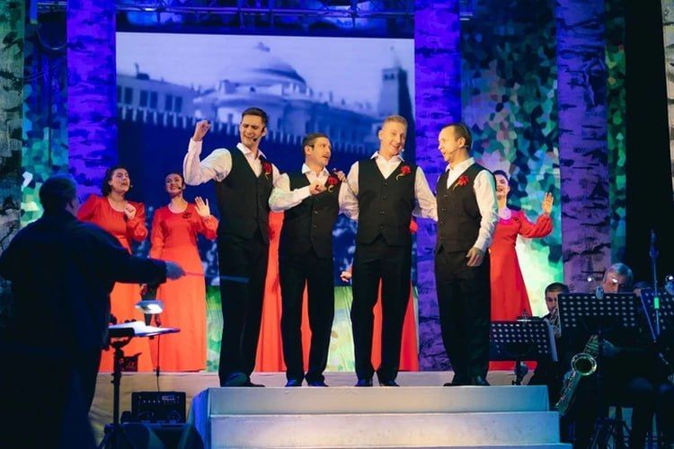 Праздничный концерт «Красная гвоздика» состоялся на сцене театра в Луганске