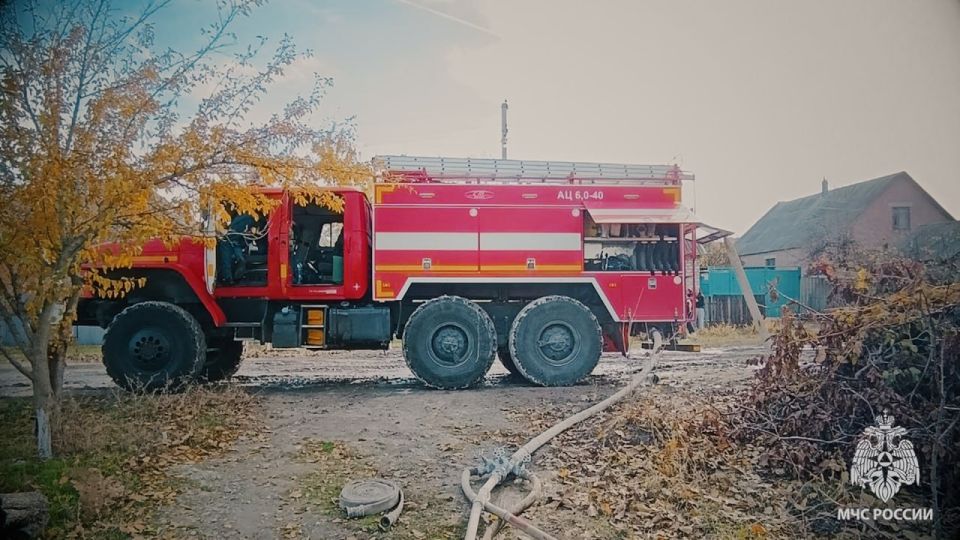 Сотрудники МЧС потушили крупный пожар в частном секторе Луганска