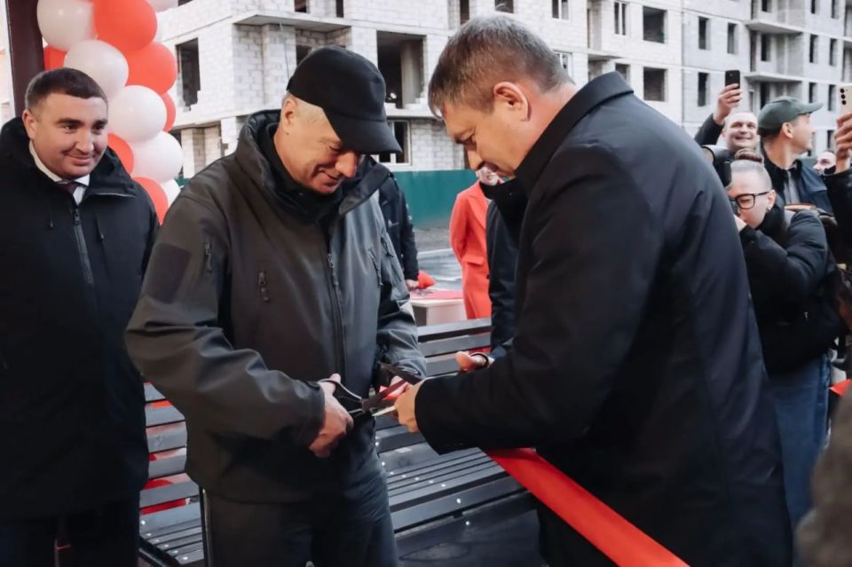 Марат Хуснуллин: «После Мариуполя не мог оставить сегодня без внимания одно важное событие – в Луганске вручали ключи от квартир жителям нового ЖК «Авиатор»