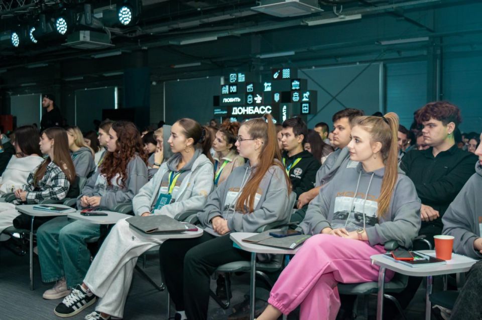 Лектор Общества «Знание» Илья Авербух вдохновил молодежь Донбасса на Форуме лидеров