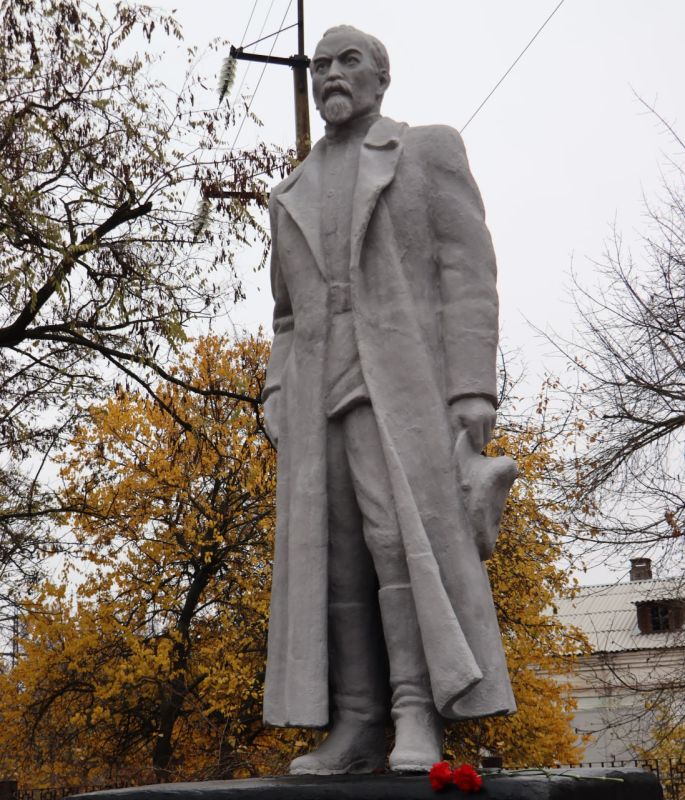 В Стаханове прошло мероприятие у памятника Феликсу Дзержинскому