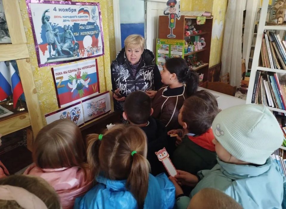 В Первозвановской библиотеке прошла познавательная беседа ко Дню народного единства «Мы едины и непобедимы!»