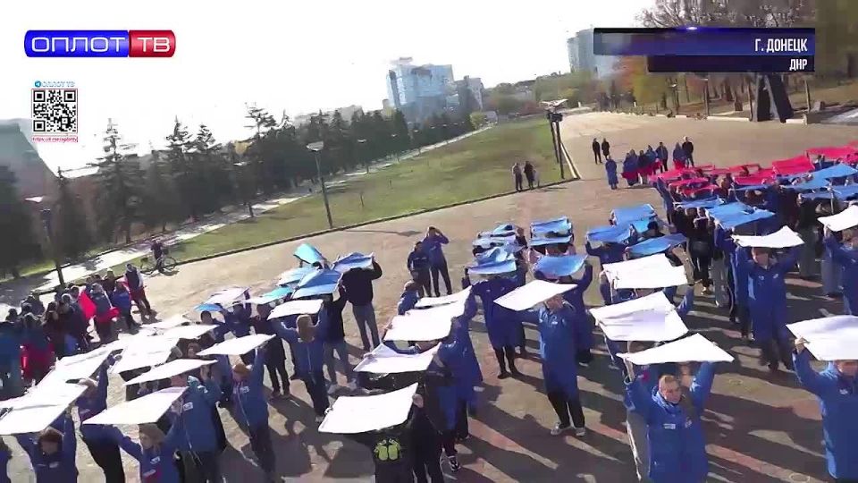 Российский триколор в полторы тысячи квадратных метров сформировала Молодая Гвардия в Донецке