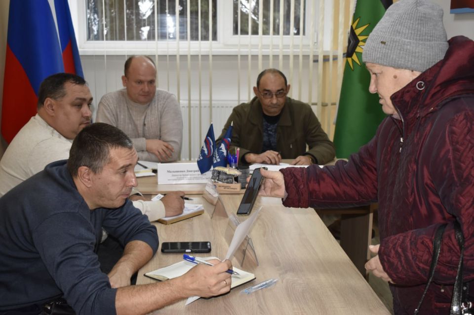 Сегодня в Брянковской местной общественной приемной партии "Единая Россия" состоялся прием граждан по вопросам жилищно-коммунального хозяйства