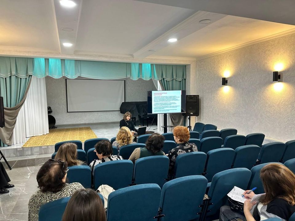 В Детской школе искусств №2 города Брянки с сотрудниками коллектива была проведена лекция на тему «Что такое коррупция?»