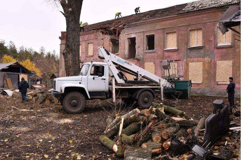 Восстановление дома на ул. Новодолжанская, пострадавшего в результате удара ВСУ, продолжается: к работе приступили строители из Красноярского края