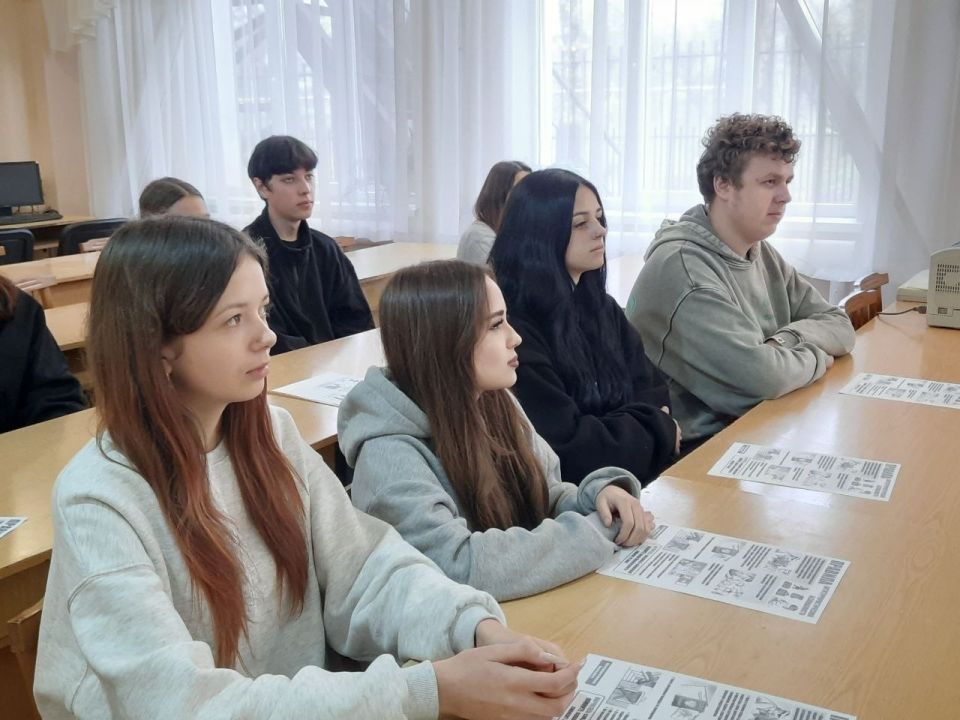 В Брянковском колледже ЛГПУ состоялась беседа по антитеррористическому воспитанию, которую провела преподаватель Екатерина Садовникова со студентами специальности Экономика и бухгалтерский учет (по отраслям)