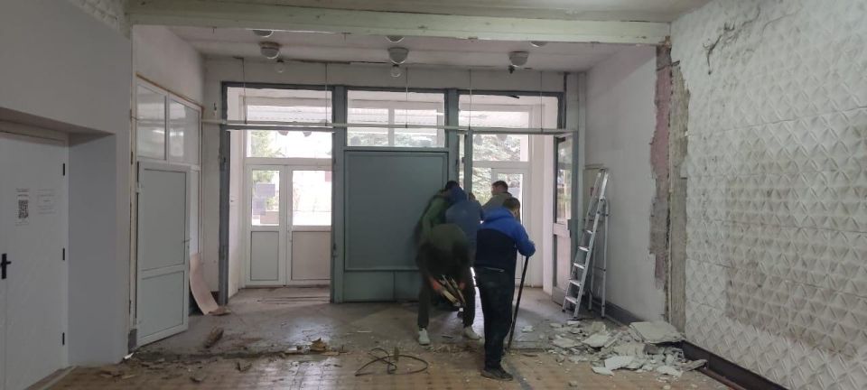 В Марковском районном доме культуры приступили к заливке новых полов