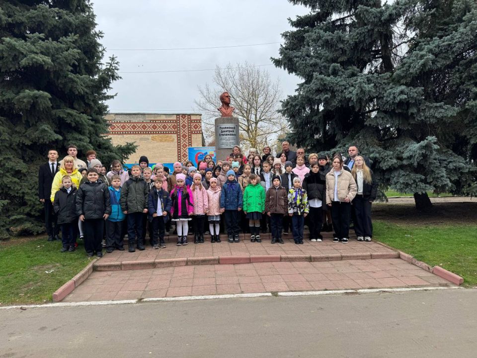 Руководство администрации, вместе с учащимися Славяносербской школы, депутатами совета и общественниками возложили цветы к бюсту Дмитрия Степановича Полянского — видного политического деятеля и инициатора образования...