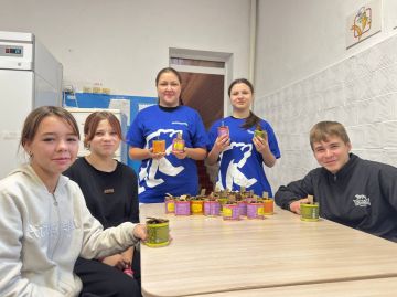 В рамках акции «Zа Победу» Антрацитовские единороссы изготовили окопные свечи