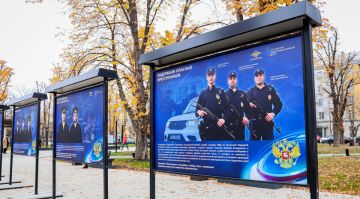 МВД по ЛНР и ЛИЦ открыли фотовыставку «Код доверия: время героев» в Луганске