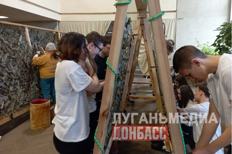 Сенатор РФ Дарья Лантратова вместе с Главой округа Андреем Сухачевым посетила волонтерский пункт «Все для Победы» в Свердловске