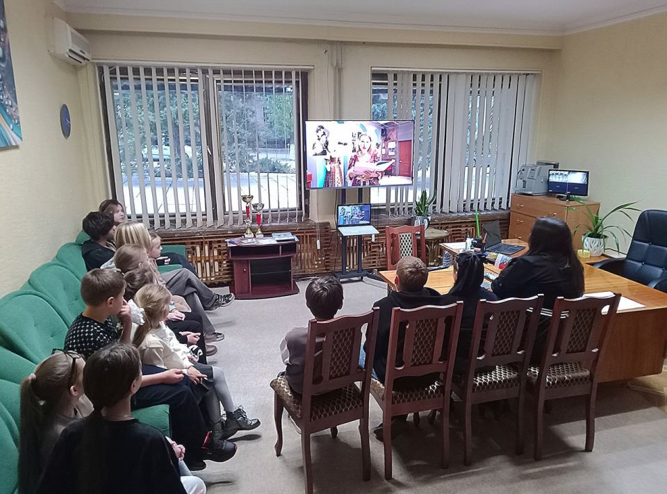 Руководитель литературно-драматургической части Воркутинского драматического театра имени Б.А. Мордвинова - Ирина Самар рассказала участникам театрального коллектива "Чародеи" Дворца культуры имени Горького о нелёгкой судьбе...