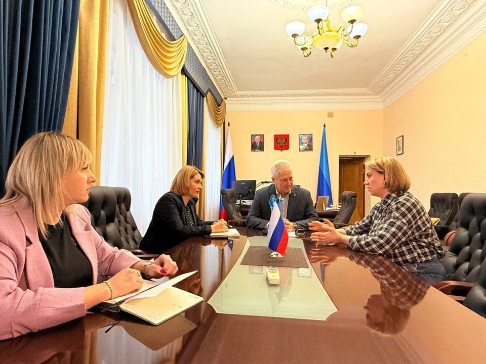 Сергей Козенко: Встретился с директором департамента общественных связей Тюменской области Ириной Широковой, которая посетила Краснодон в рамках рабочего визита