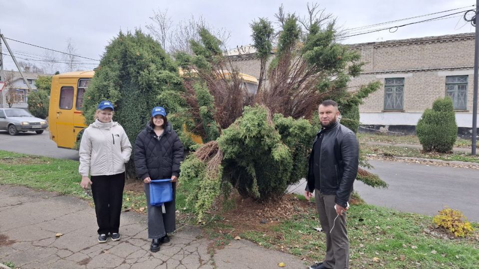 Сегодня по инициативе ВПП "Единая Россия", Председатель Совета депутатов Джан Погодина-Новиков, заместитель Председателя Совета Сергей Квачук совместно с депутатами и аппаратом Совета приняли участие в субботнике возле...